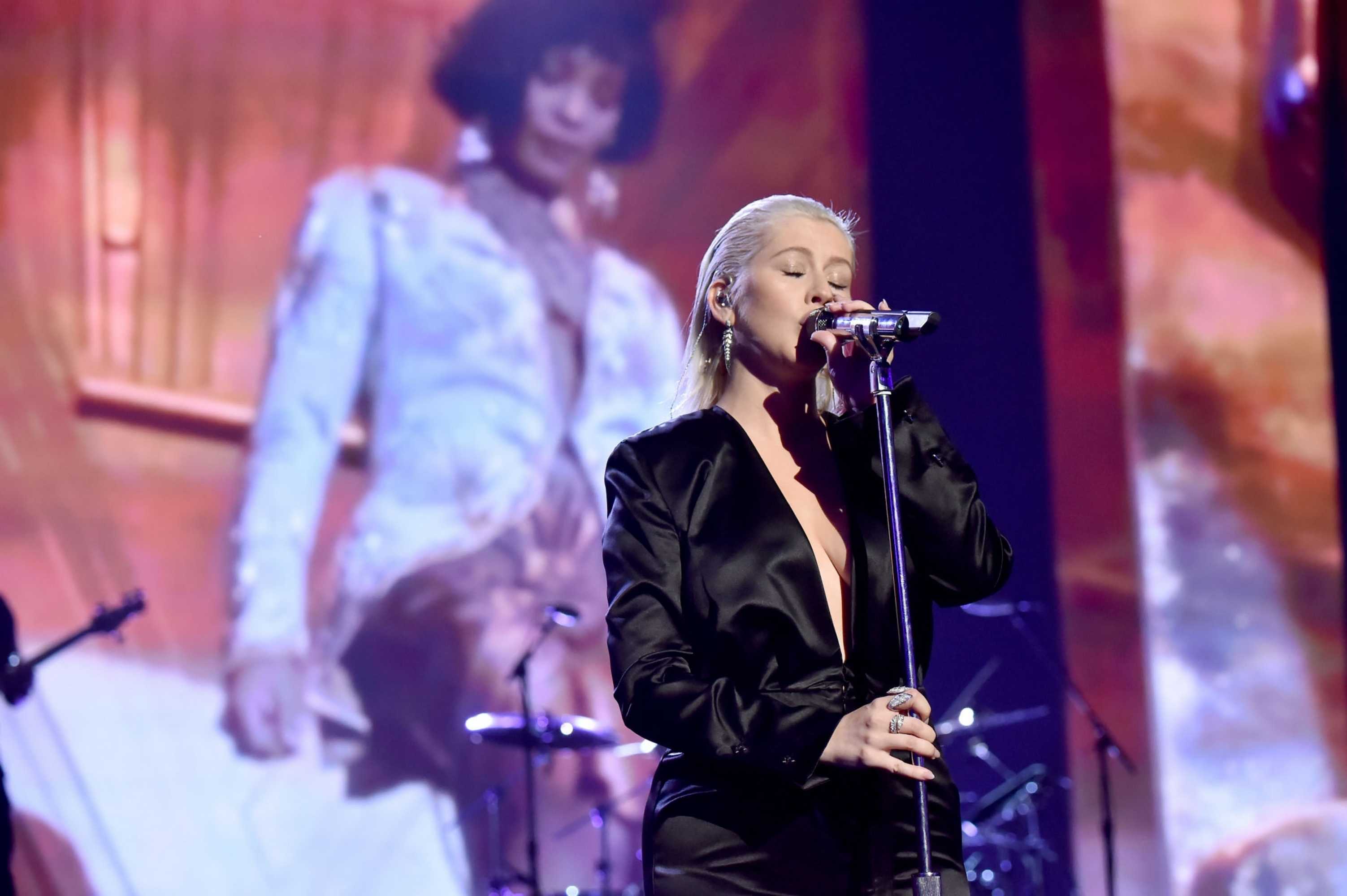Christina_Aguilera_-_2017_American_Music_Awards_5BPerformance5D_-_November_19-01.jpg