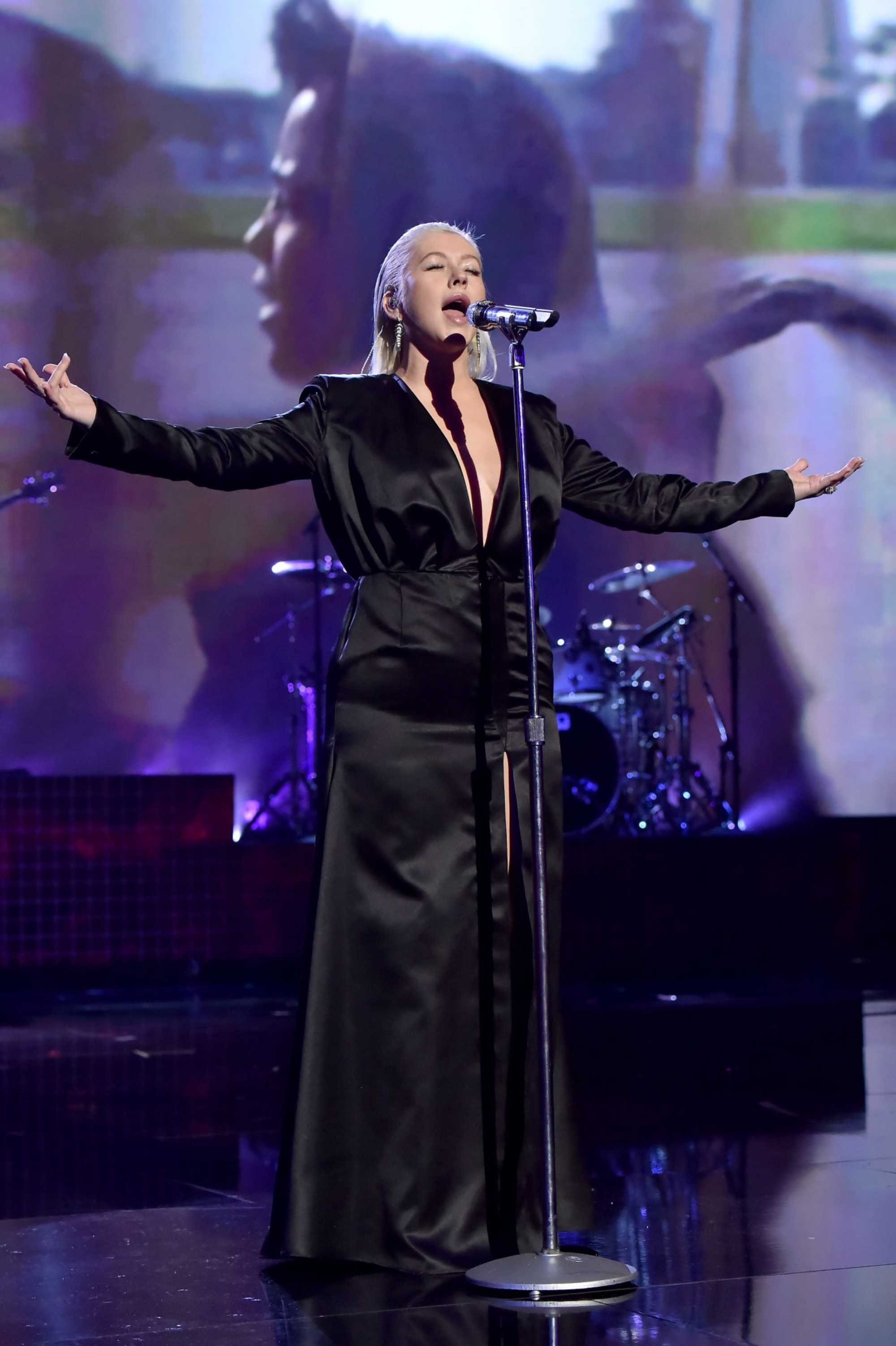 Christina_Aguilera_-_2017_American_Music_Awards_5BPerformance5D_-_November_19-04.jpg