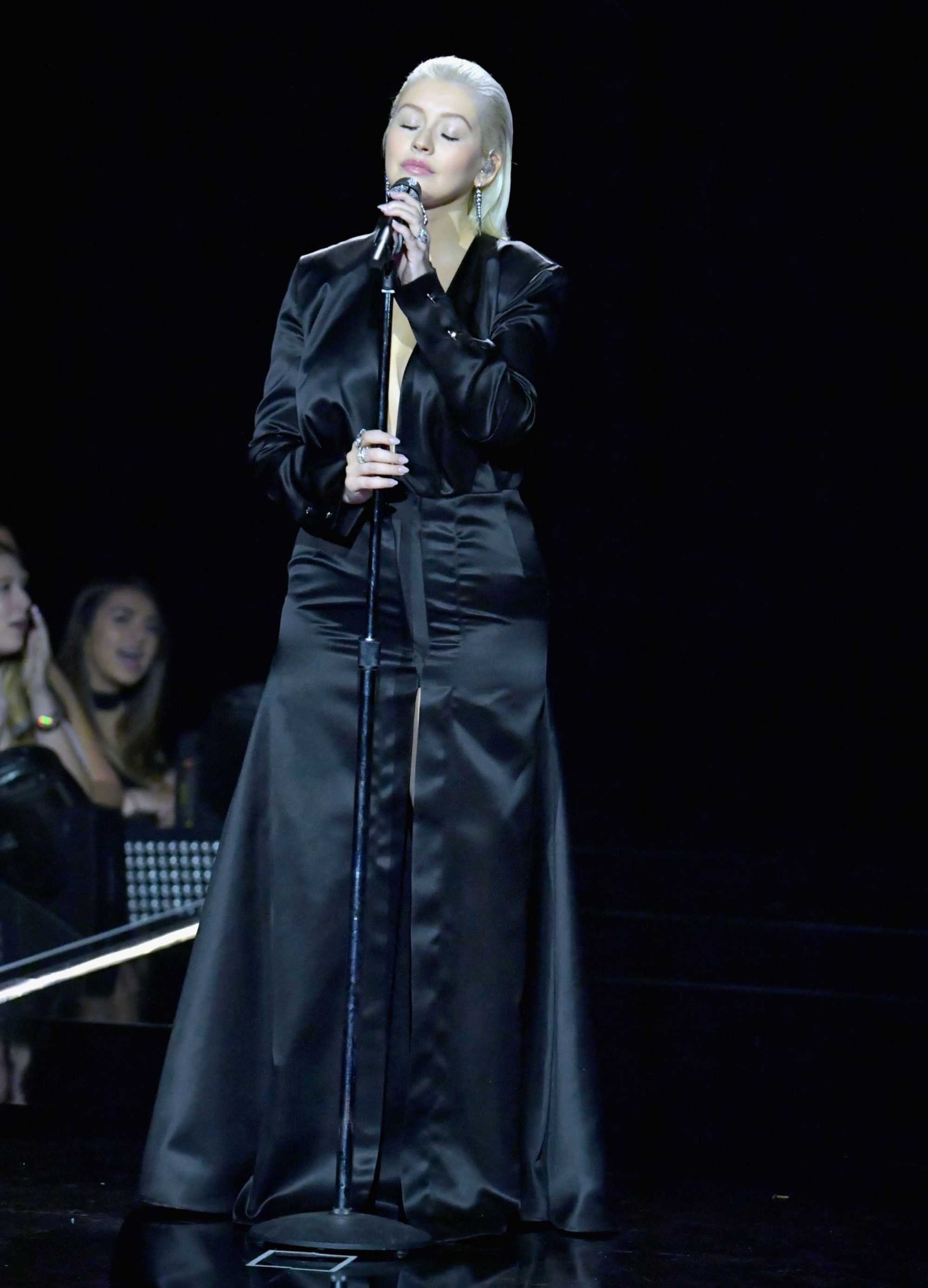 Christina_Aguilera_-_2017_American_Music_Awards_5BPerformance5D_-_November_19-05.jpg