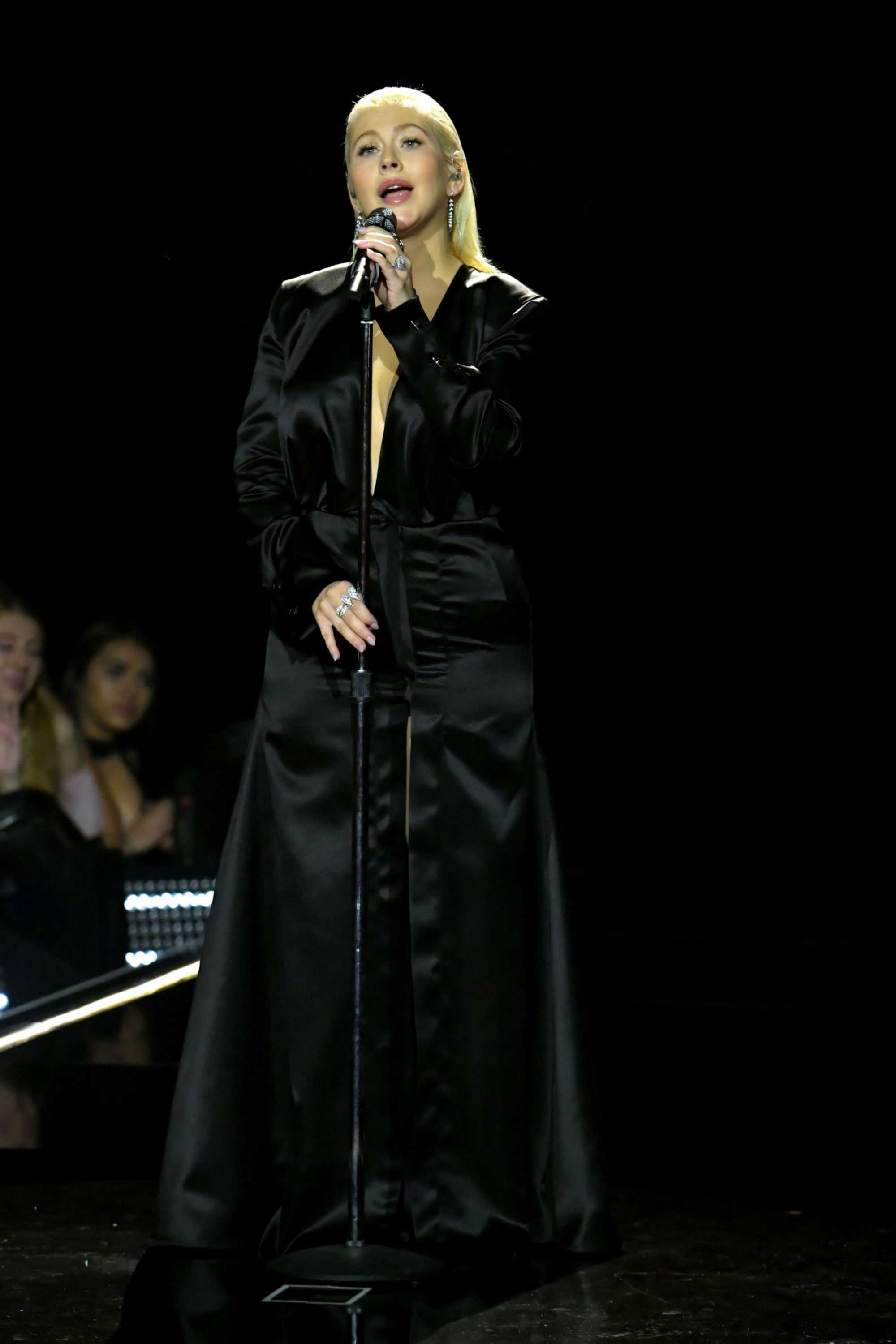 Christina_Aguilera_-_2017_American_Music_Awards_5BPerformance5D_-_November_19-11.jpg