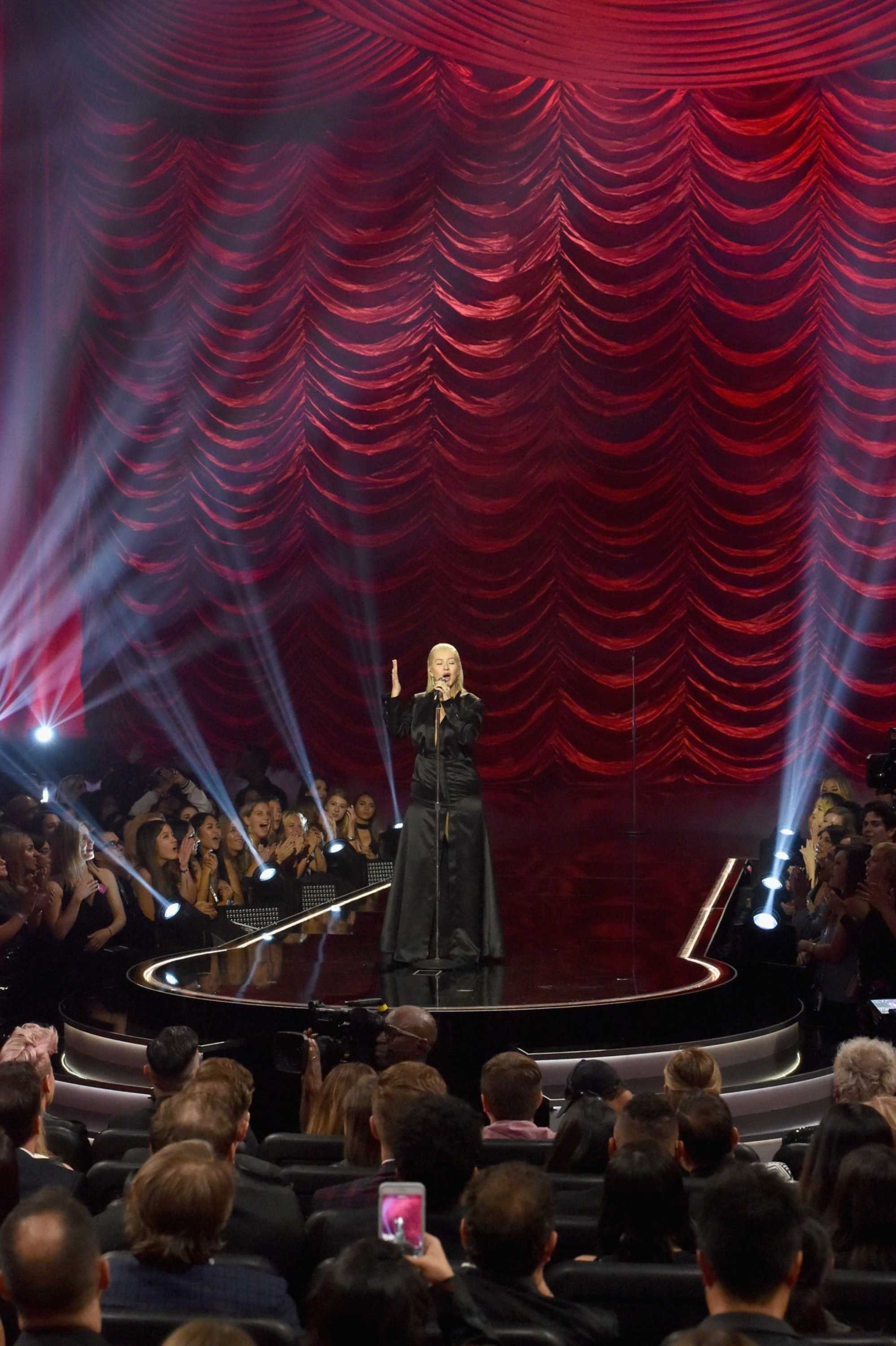 Christina_Aguilera_-_2017_American_Music_Awards_5BPerformance5D_-_November_19-12.jpg