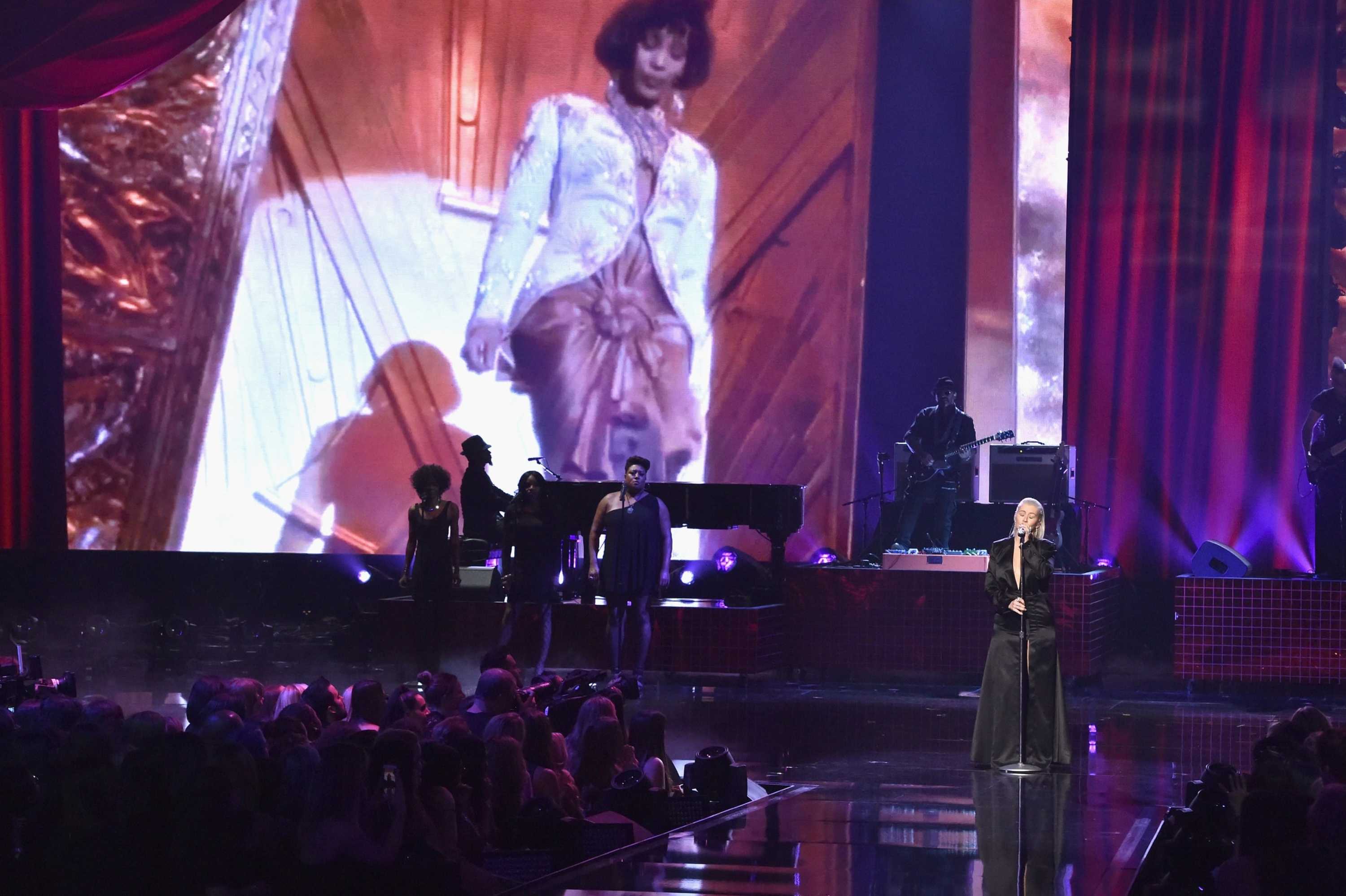Christina_Aguilera_-_2017_American_Music_Awards_5BPerformance5D_-_November_19-19.jpg