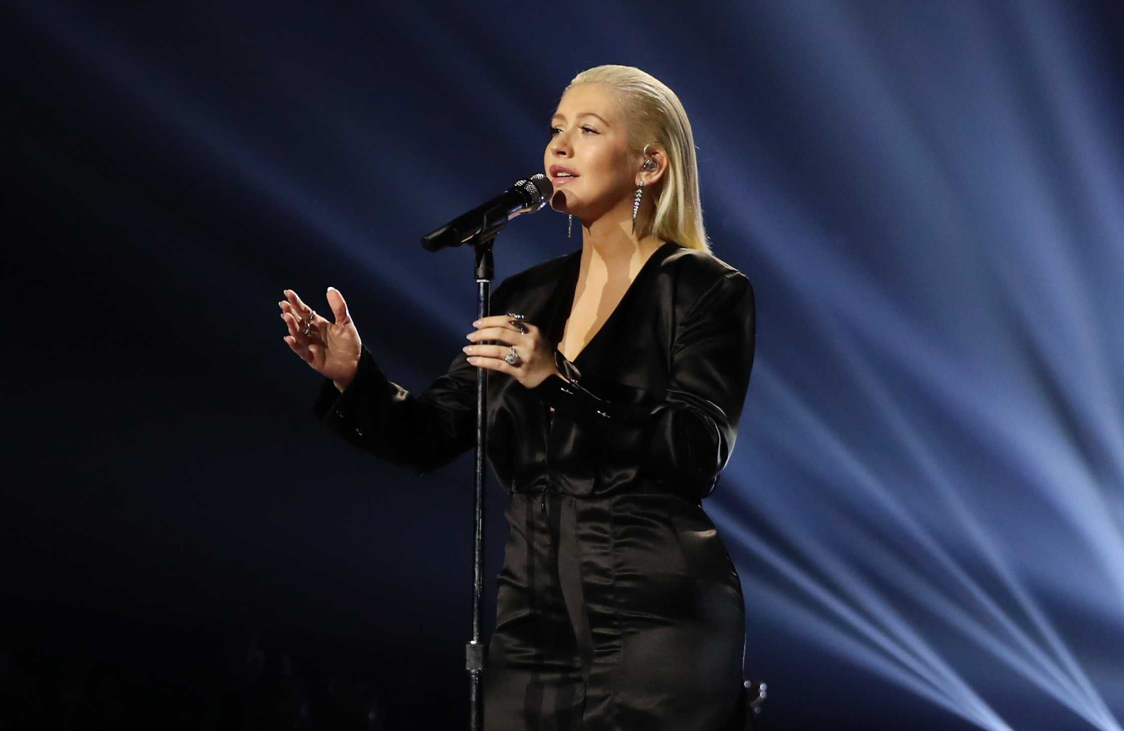Christina_Aguilera_-_2017_American_Music_Awards_5BPerformance5D_-_November_19-29.jpg