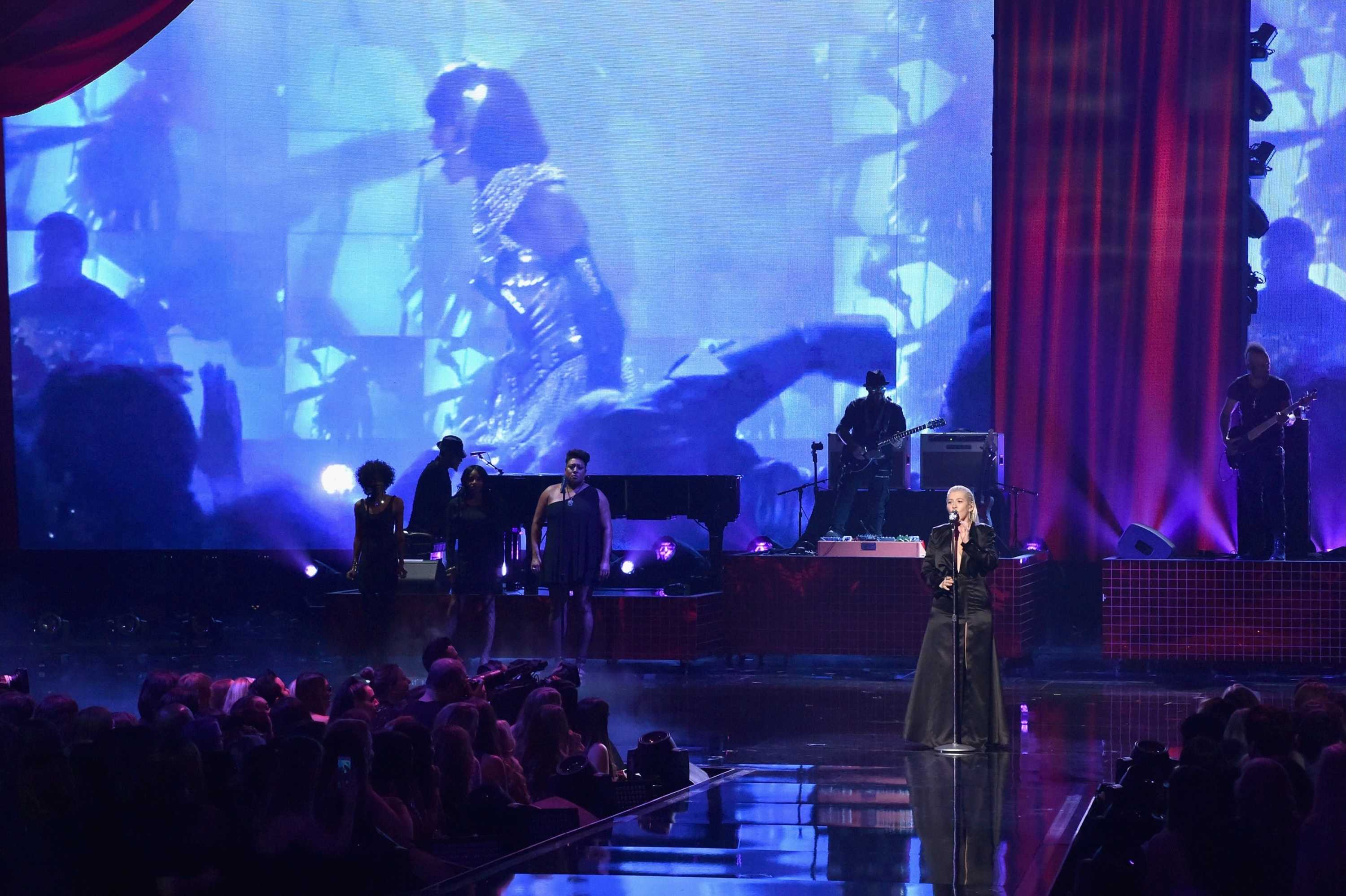 Christina_Aguilera_-_2017_American_Music_Awards_5BPerformance5D_-_November_19-33.jpg