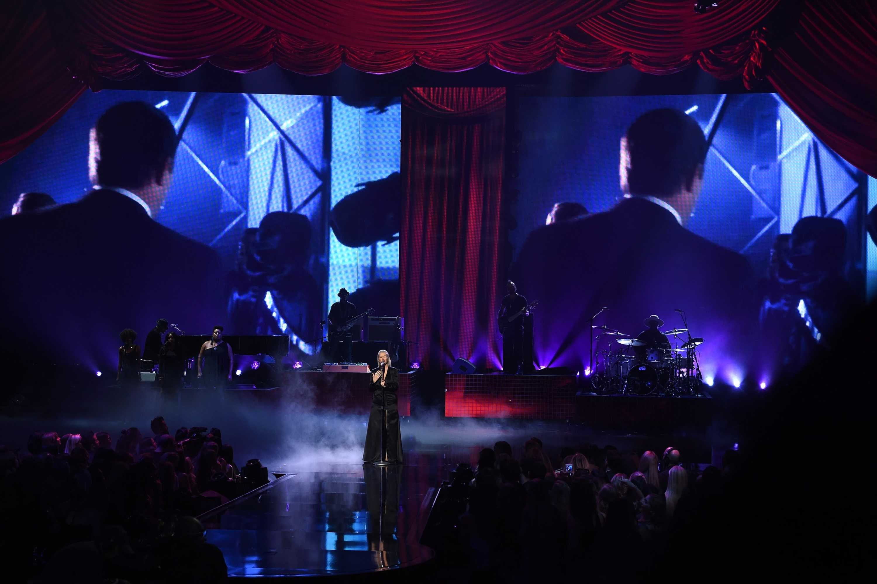 Christina_Aguilera_-_2017_American_Music_Awards_5BPerformance5D_-_November_19-38.jpg