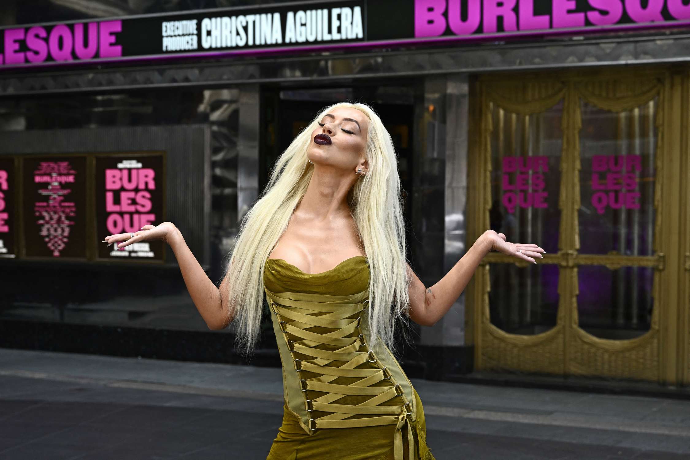 Christina_Aguilera_-_Burlesque_The_Musical_photocall_at_The_Savoy_Theatre_in_London2C_England_-_July_212C_2025_12.jpg