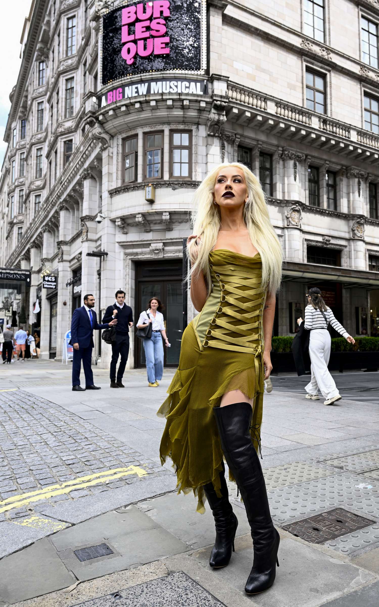Christina_Aguilera_-_Burlesque_The_Musical_photocall_at_The_Savoy_Theatre_in_London2C_England_-_July_212C_2025_13.jpg