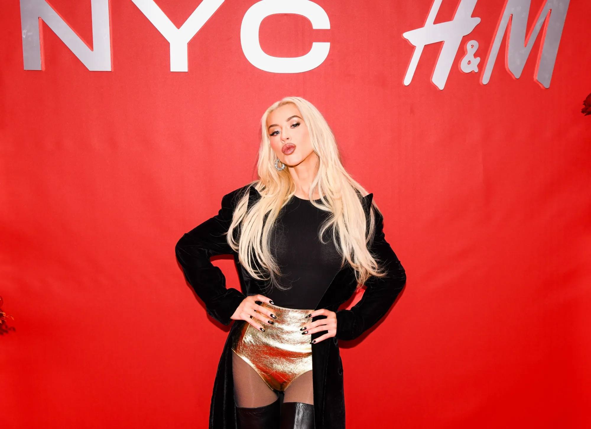 H_M_Celebrates_Times_Square_Flagship_Reopening_With_Special_Appearance_by_Christina_Aguilera_12.jpg