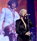 Christina_Aguilera_-_2017_American_Music_Awards_5BPerformance5D_-_November_19-01.jpg
