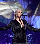 Christina_Aguilera_-_2017_American_Music_Awards_5BPerformance5D_-_November_19-02.jpg