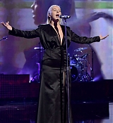 Christina_Aguilera_-_2017_American_Music_Awards_5BPerformance5D_-_November_19-04.jpg