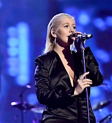 Christina_Aguilera_-_2017_American_Music_Awards_5BPerformance5D_-_November_19-08.jpg