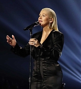Christina_Aguilera_-_2017_American_Music_Awards_5BPerformance5D_-_November_19-29.jpg