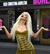 Christina_Aguilera_-_Burlesque_The_Musical_photocall_at_The_Savoy_Theatre_in_London2C_England_-_July_212C_2025_12.jpg