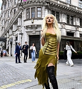 Christina_Aguilera_-_Burlesque_The_Musical_photocall_at_The_Savoy_Theatre_in_London2C_England_-_July_212C_2025_13.jpg