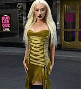 Christina_Aguilera_-_Burlesque_The_Musical_photocall_at_The_Savoy_Theatre_in_London2C_England_-_July_212C_2025_15.jpg