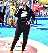 Christina_Aguilera_-__Emoji__Premiere_in_Los_Angeles_on_July_23-11.jpg