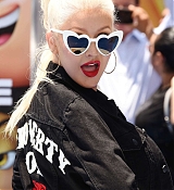 Christina_Aguilera_-__Emoji__Premiere_in_Los_Angeles_on_July_23-96.jpg