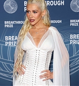 Christina_Aguilera_-_attends_the_11th_Breakthrough_Prize_Ceremony2C_Santa_Monica_CA_-_April_52C_2025_27.jpg
